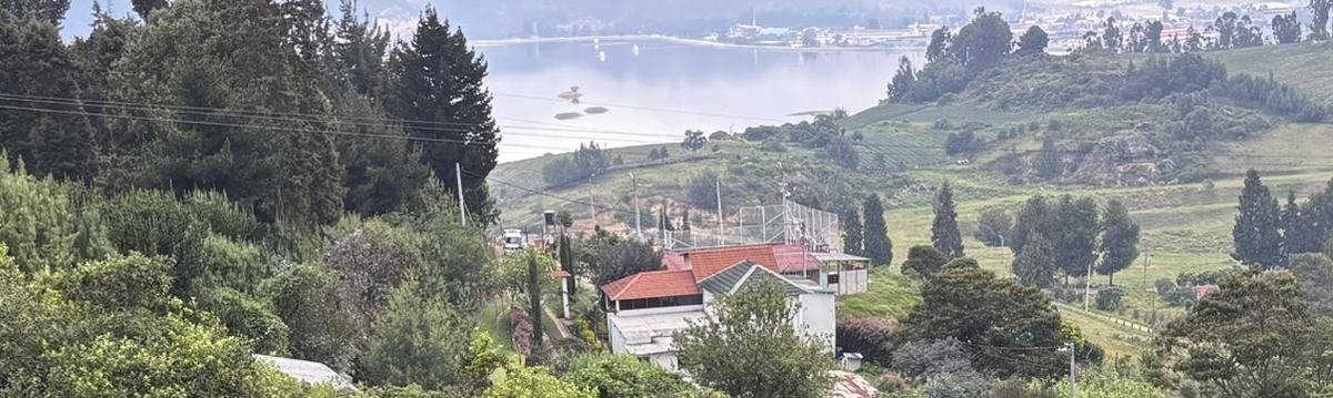 Laguna rodeada de montañas verdes